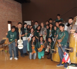 Doña Sofía junto a los jóvenes intérpretes de la Orquesta de Instrumentos Reciclados de Cateura de Paraguay